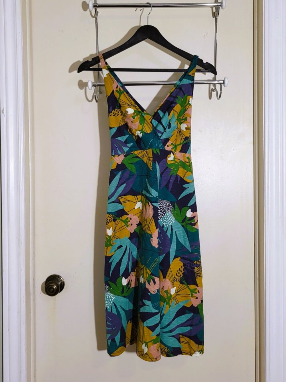 Patagonia cotton Tropical print V-neck front, cross over strap back. Size Medium - Picture 4 of 13